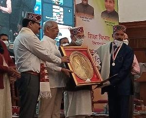 ज्वालामुखी:राज्यपाल और शिक्षा मंत्री ने सम्मानित किए टिहरी स्कूल के अध्यापक राजेन्द्र राणा