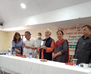 शांता कुमार ने किया पालमपुर की साहित्यकार कमलेश सूद की दो पुस्तकों का विमोचन