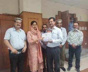 Hamirpur: Kamlesh Kumari distributed funds to 17 families for construction of houses