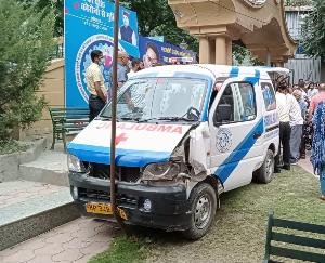कुल्लू : मरीज लेकर आई एंबुलेंस अस्पताल के वैक्सीनेशन सेंटर में घुसी, नर्स घायल
