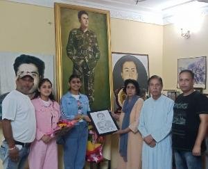 पालमपुर : शहीद कैप्टन विक्रम बत्रा के जन्मदिवस पर उनके माता पिता को भेंट किया कैप्टन विक्रम बत्रा का रेखा चित्र