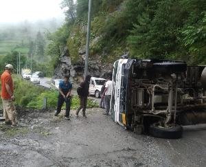 Kullu: Truck overturned on road, National Highway 305 obstructed