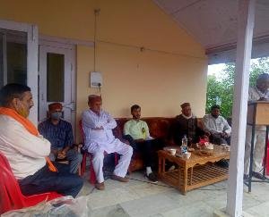 ज्वालामुखी: राज्य योजना आयोग के उपाध्यक्ष रमेश चंद ध्वाला ने बारी कलां में लगाया खुला दरबार
