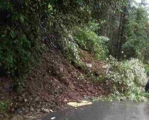 शिमला : ब्रॉक होस्ट से विकासनगर मार्ग पर भूस्खलन से सड़क अवरुद्ध