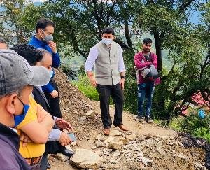 शिमला : उपायुक्त ने किया बिउलिया में हुए भूस्खलन क्षेत्र का दौरा