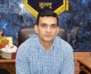 कुल्लू : स्वर्णिम रथ यात्रा में विभाग करें 50 साल की विकास यात्रा का प्रदर्शन  -आशुतोष गर्ग