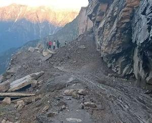 Himachal Pradesh: Landslide on Manali-Leh road, hundreds of vehicles stranded