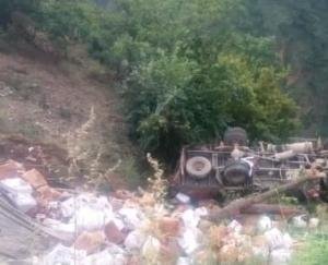 Shimla: Truck laden with apples overturns in Chaupal, 5 people including driver injured