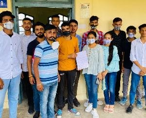 Dehra: NSUI submitted a memorandum regarding the problems of the college