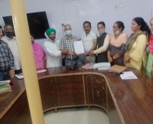 कसौली : ग्राम पंचायत प्रधान संगठन विकास खंड धर्मपुर इकाई द्वारा सौंपा गया ज्ञापन