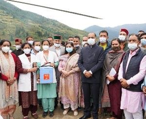 शिमला : वैक्सीनेशन को ना लगे विराम, खुद वैक्सीन लेकर पहुंचे जयराम