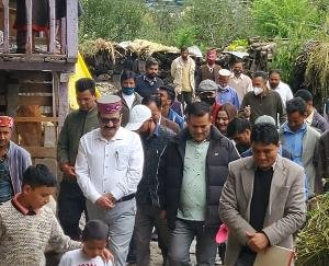 कुल्लू : बाढ़ प्रभावित परिवारों की मदद के लिए बाढ़ प्रभावित गांव बुरूआ पहुंचे गोविंद ठाकुर