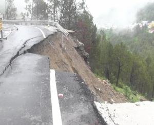 Traffic closed due to the collapse of a large part of the road due to heavy rain