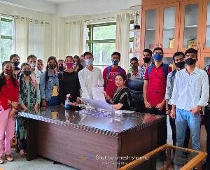 Akhil Bharatiya Vidyarthi Parishad Dhami unit submitted a memorandum to the Regional Manager of the Transport Department