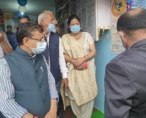 शिमला : खाद्य आपूर्ति एवं उपभोक्ता मामले मंत्री ने चमियाना में किया उचित मूल्य की दुकान का निरीक्षण