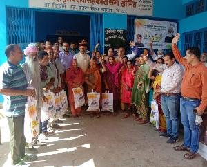 देहरा : घियोरी पँचायत में प्रधानमंत्री गरीब कल्याण अन्न योजना के तहत दर्जनों लाभार्थियों को वितरित किए गए राशन बैग