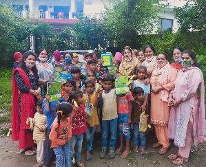 Joginder Nagar: BJP Mahila Morcha distributed copies, pencils and fruits to the children under the service dedication campaign