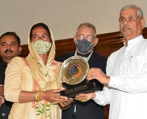 शिमला : राज्यपाल ने प्रदेश के शहीदों के परिजनों को सम्मानित किया