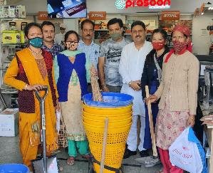 कुल्लू : सारी गांव की महिलाओं को कारसेवा के आजीवन सदस्य प्रसून शर्मा ने दिया सफाई अभियान के लिए सामान 