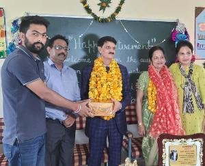 Jwalamukhi: Drawing teacher Rita Rani honored by the Panchayat on retirement