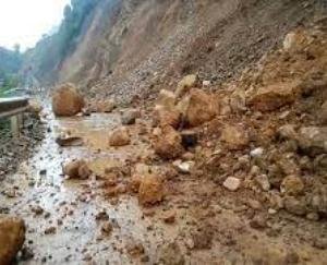 Kangra: Vehicular movement stopped due to heavy landslide