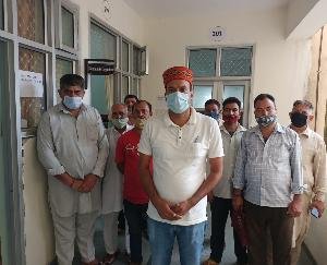 जोगिन्दर नगर : व्यापार मंडल के अध्यक्ष अजय धरवाल के नेतृत्व में रेहड़ी फड़ी वालों ने SDM को सौंपा ज्ञापन