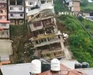 शिमला में गिरी 8 मंजिला इमारत, कोई जानी नुकसान नही, आस-पास के भवनों को भी खतरा