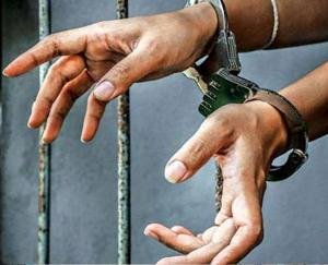 Call letters, 1029 Aadhar cards and more than two and a half thousand speed posts recovered from the house of female postman, arrested