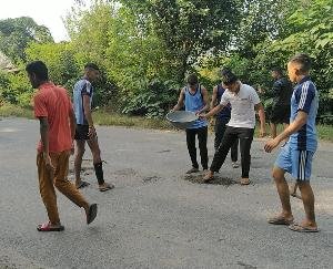 Jwalamukhi: Youths set an example of a pit lying on the National Highway filled with soil