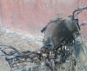 Indore: Mischievous elements set fire to the motorcycle of a young man who went to see Ramlila