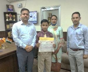 Jwalamukhi: Harshit Kaundal of DAV School got third place in the competition organized by Postal Association