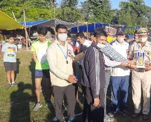 Khundia-station-in-charge-Pyaar-Chand-launched-10-km-marathon