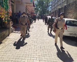 Darlaghat: Border Security Force personnel took out flag march in Arki