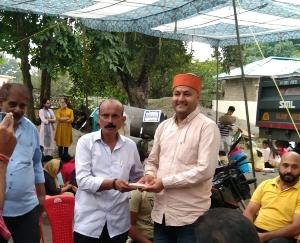 जसवां-परागपुर : समाजसेवी मुकेश ठाकुर ने जरूरतमंद स्कूली बच्चों को वितरित की कॉपियां और किताबें