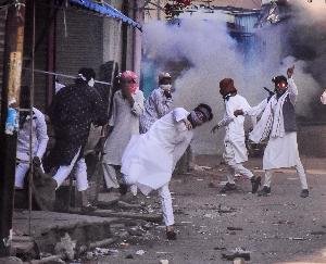 Orgy of miscreants in Jabalpur, Madhya Pradesh, pelting stones at police and burning firecrackers