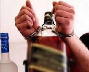 Jaswan: Paragpur-Sansarpur Terrace Police caught illegal liquor from shopkeeper
