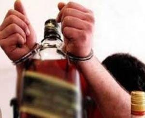 Jwalamukhi: Police-caught-9-bottles-of-country-liquor-from-a-person-in-Khundia