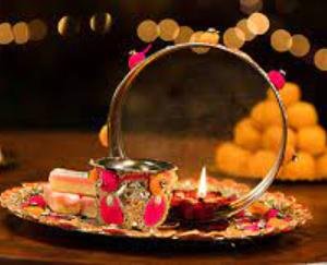 Banjar: The festival of Karvachauth was celebrated with great pomp even due to the adverse weather