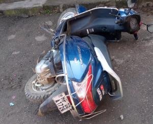 Lambagaon: Scooty standing in the market was damaged due to the fight of stray bulls