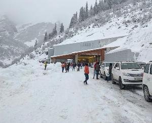 Snowfall: 26 and a half tourists from West Bengal stuck in Jalori Pass for three hours