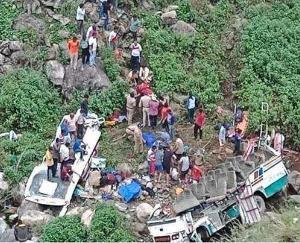 A painful accident happened in Uttarakhand, the bus fell into the ditch, 11 people died so far