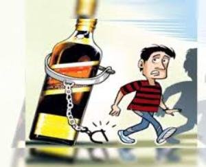Dehra: Police caught 12 bottles of country liquor during patrol