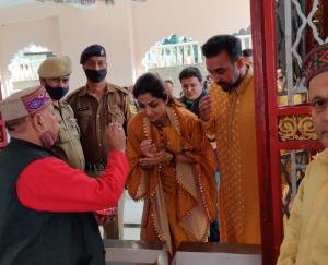 Kangra: Actress Shilpa Shetty reaches Chamunda temple with husband Raj Kundra