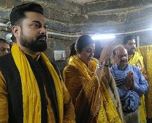 Dehra: Actress Shilpa Shetty along with family in Baglamukhi temple Navaya Sheesh