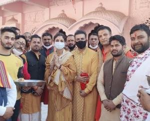 Film actress Shilpa Shetty along with family got her new head in mother Jwalamukhi