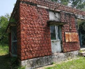 रक्कड़: चौली मे चल रहे प्राथमिक स्वास्थ्य केंद्र की सरकारी इमारत में पड़ी दरारें