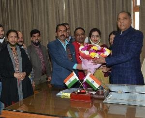 Shimla: Newly elected office bearers of Class IV Association met the Chief Minister