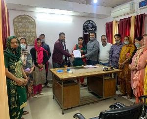 देहरा: गुलेर पंचायत में पानी से वंचित लोगों ने दिया एसडीओ हरिपुर को ज्ञापन