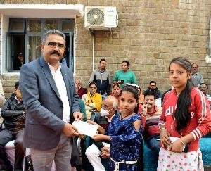 Kangra: Industries Minister distributed 78 lakh aid checks to 241 beneficiaries in Paragpur