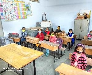 Kangra: First and second class students reached school in Dadasiba